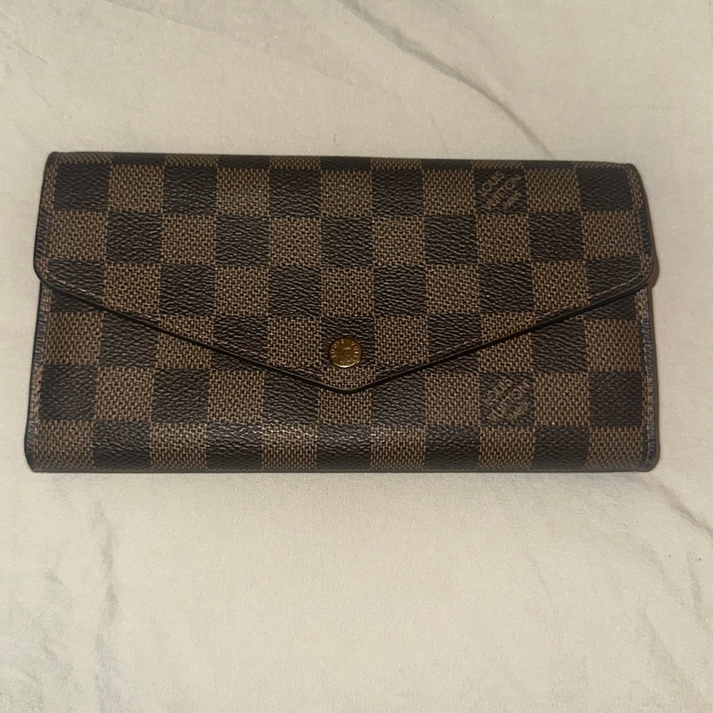 Louis Vuitton Sarah Wallet. In Rose Ballerine color.
